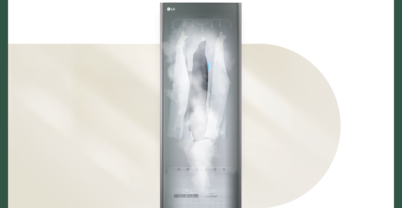 Hình ảnh bên trong sản phẩm có LG TrueSteam™ đang thoát ra và đi vào quần áo.