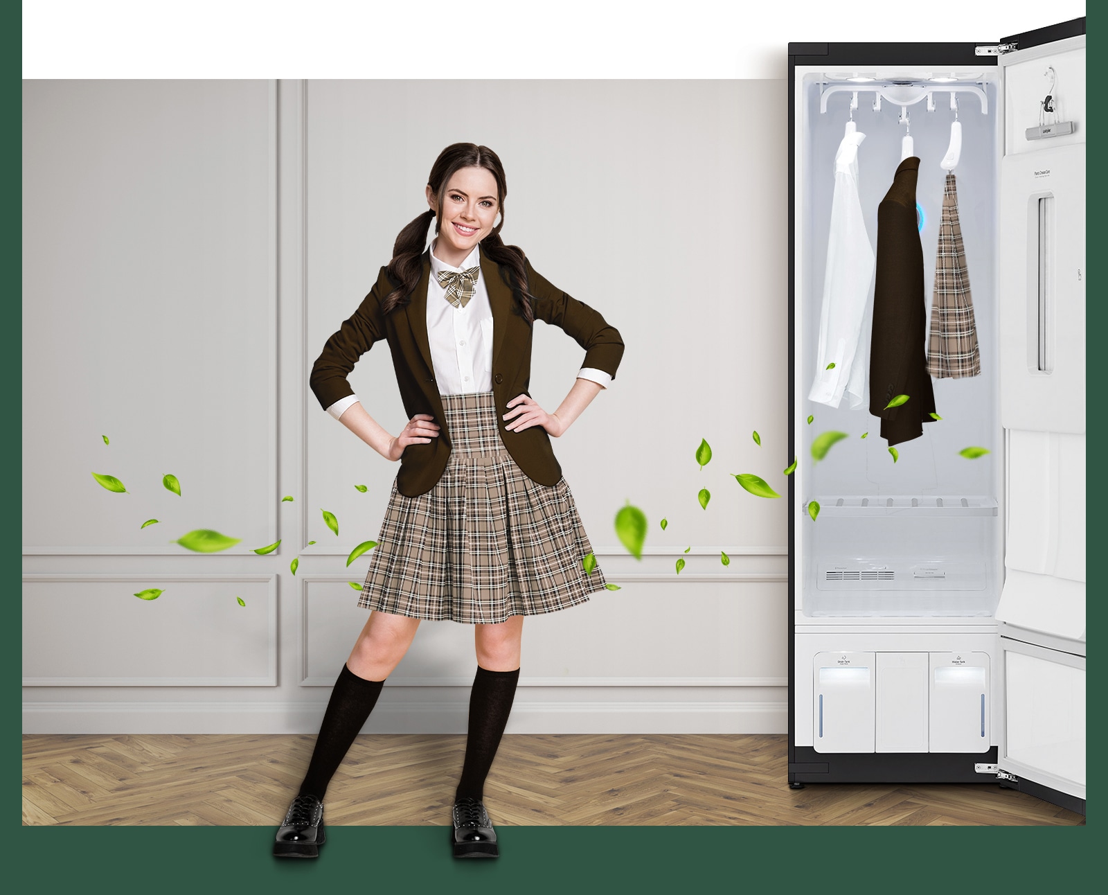 Trong video này, 'TrueSteam' thoát ra từ tủ Styler phía sau học sinh đang mặc đồng phục, giúp cho quần áo sạch sẽ và thơm tho.